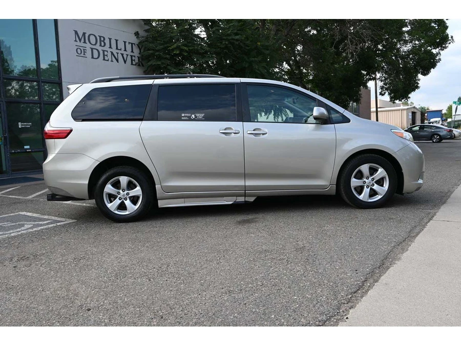 2015 Toyota Sienna 3rd Gen - Image 5 of 21