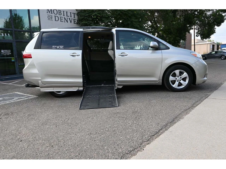 2015 Toyota Sienna 3rd Gen - Image 17 of 21
