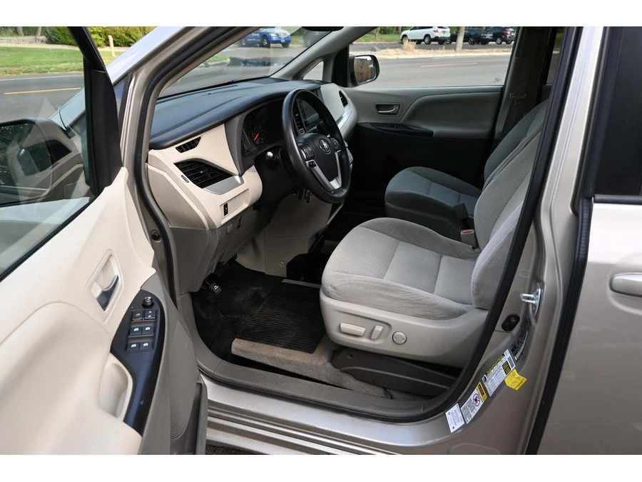 2015 Toyota Sienna 3rd Gen - Image 13 of 21