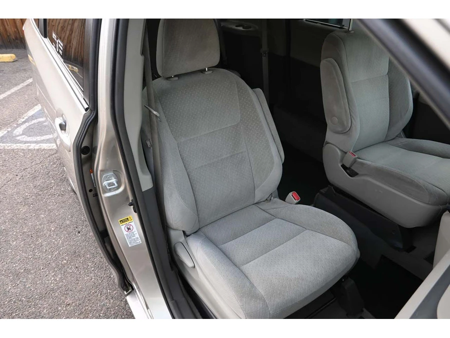 2015 Toyota Sienna 3rd Gen - Image 16 of 21