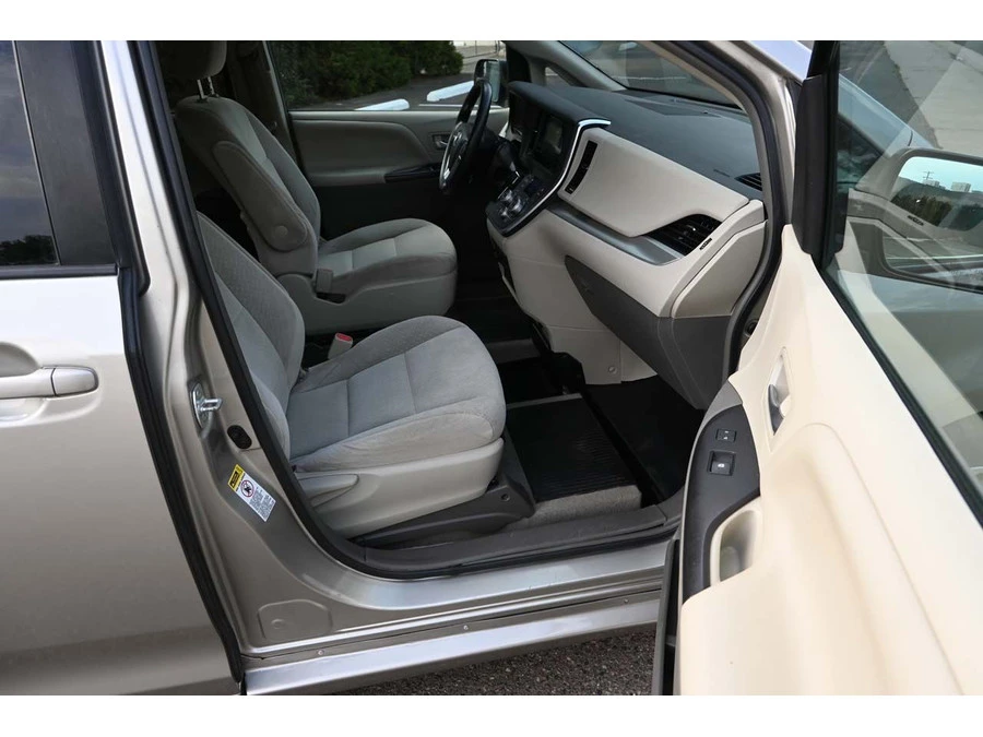 2015 Toyota Sienna 3rd Gen - Image 15 of 21
