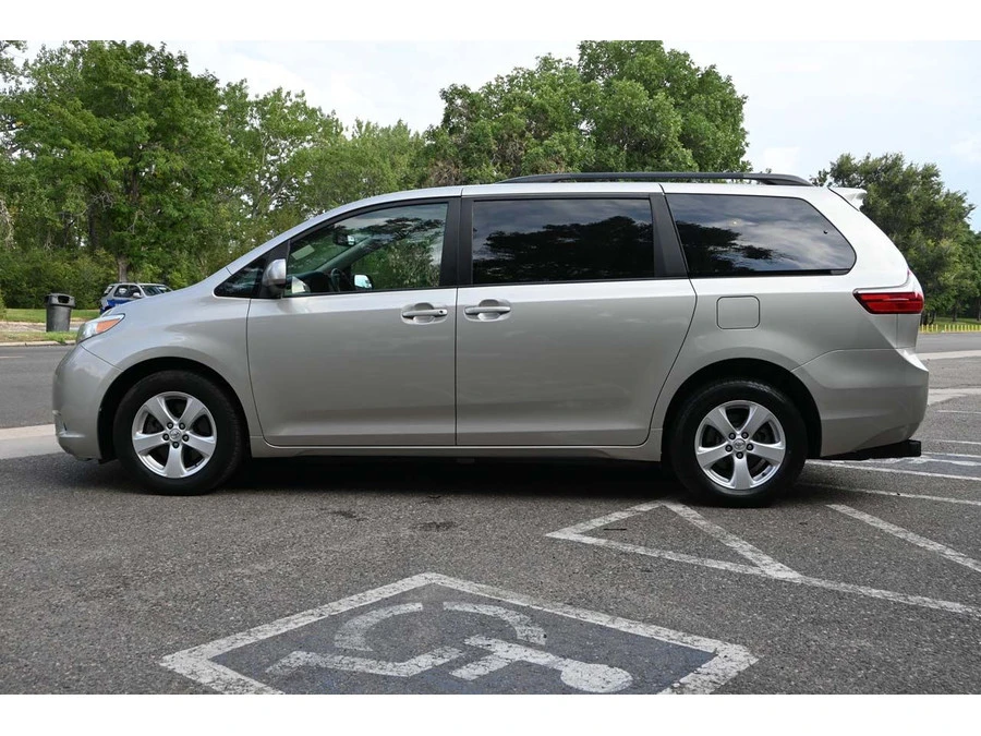 2015 Toyota Sienna 3rd Gen - Image 9 of 21
