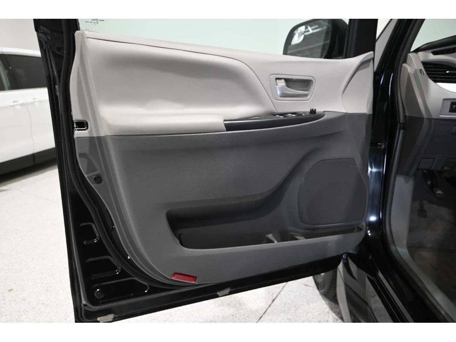 2015 Toyota Sienna 3rd Gen - Image 24 of 31