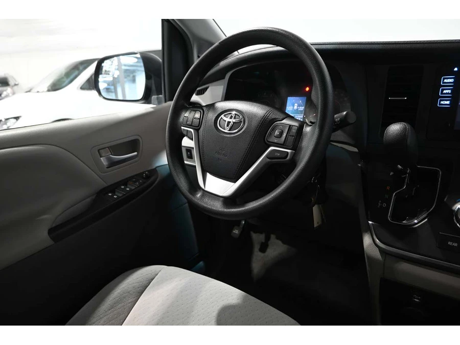 2015 Toyota Sienna 3rd Gen - Image 27 of 31