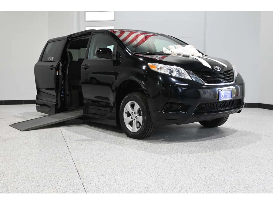 2015 Toyota Sienna 3rd Gen - Image 2 of 31