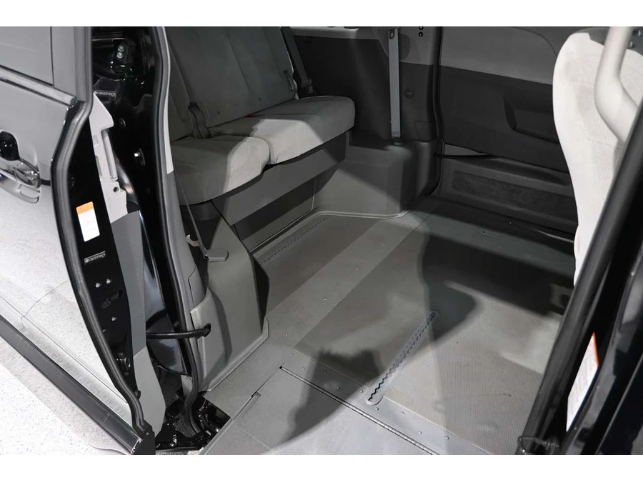 2015 Toyota Sienna 3rd Gen - Image 18 of 31