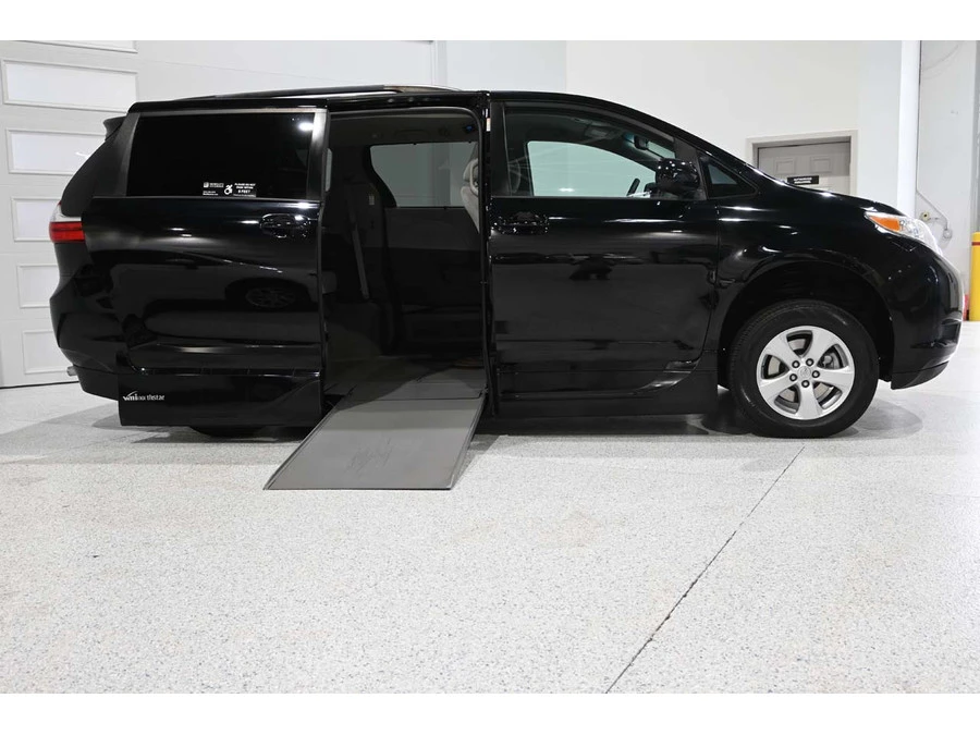 2015 Toyota Sienna 3rd Gen - Image 17 of 31