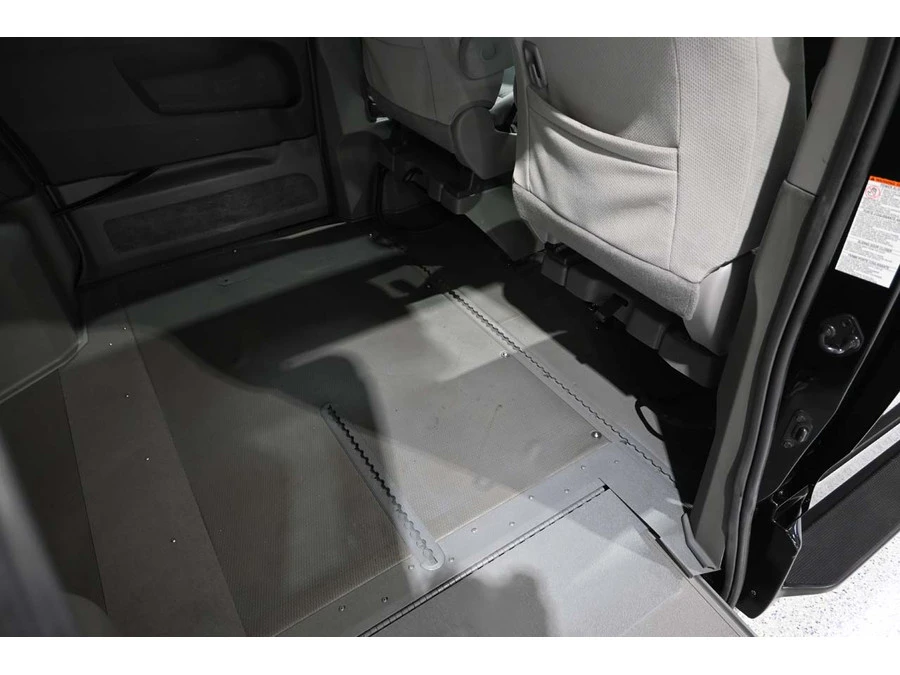 2015 Toyota Sienna 3rd Gen - Image 19 of 31