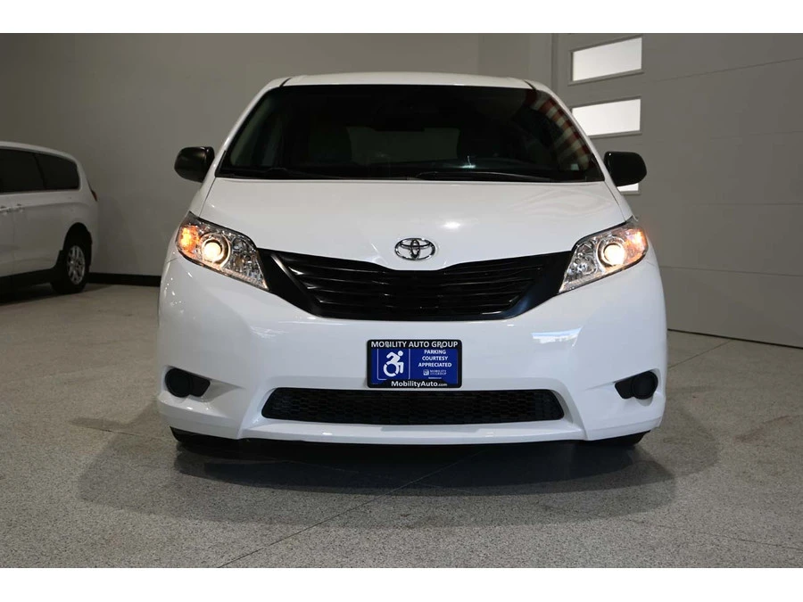 2015 Toyota Sienna 3rd Gen - Image 4 of 12