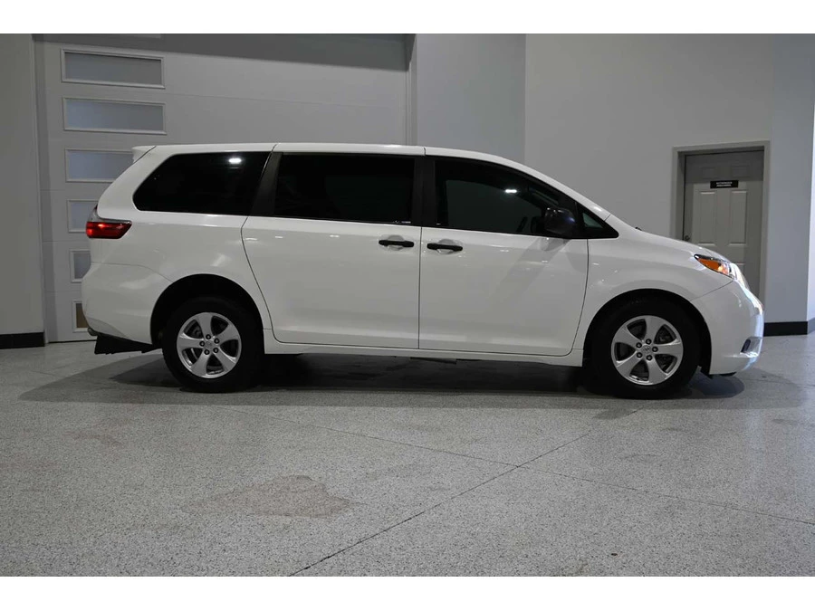 2015 Toyota Sienna 3rd Gen - Image 5 of 12