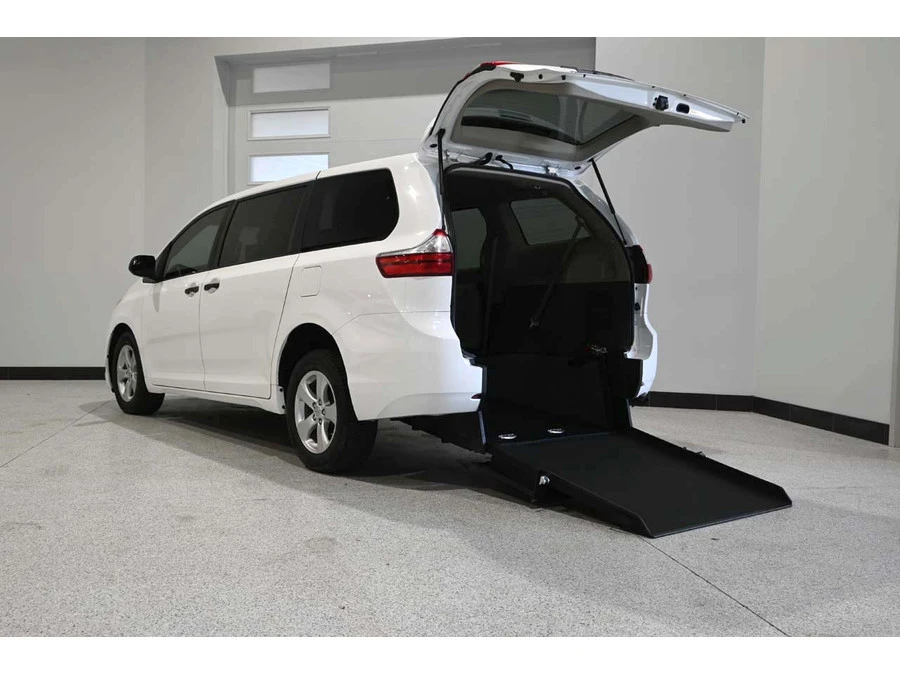 2015 Toyota Sienna 3rd Gen - Image 2 of 12