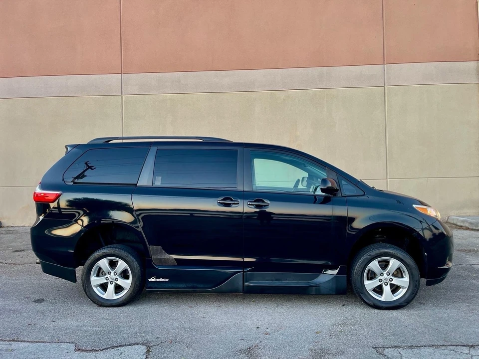 2015 Toyota Sienna 2nd Gen - Image 7 of 21