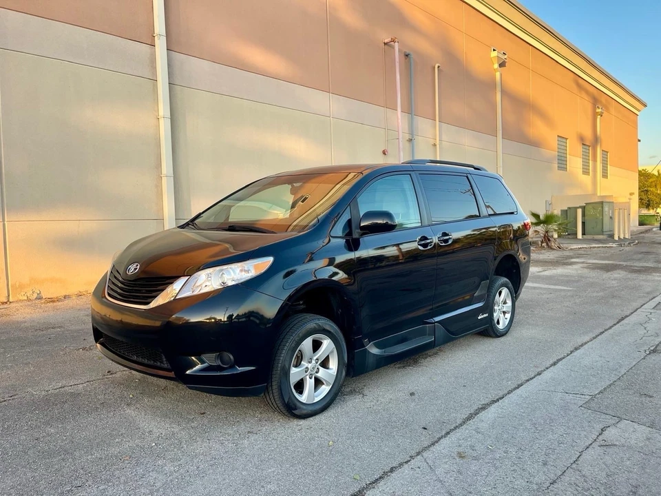 2015 Toyota Sienna 2nd Gen - Image 2 of 21