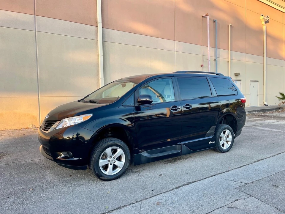 2015 Toyota Sienna 2nd Gen - Image 14 of 21