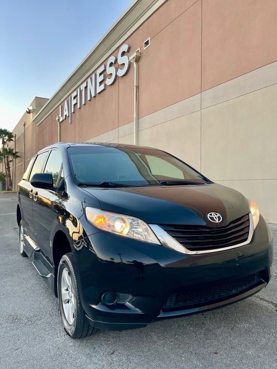2015 Toyota Sienna 2nd Gen - Image 9 of 21