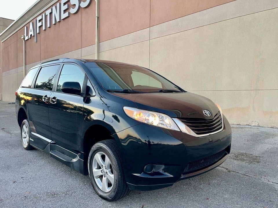 2015 Toyota Sienna 2nd Gen - Image 6 of 21