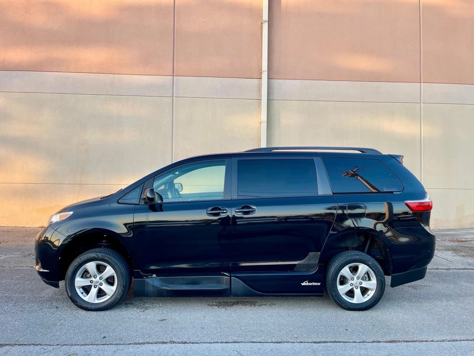2015 Toyota Sienna 2nd Gen - Image 5 of 21