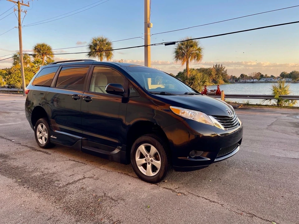2015 Toyota Sienna 2nd Gen - Image 4 of 21