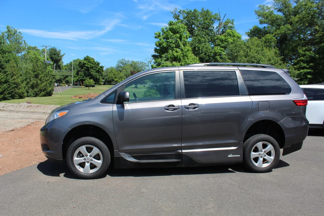 2015 Toyota Sienna 3rd Gen - Image 3 of 31