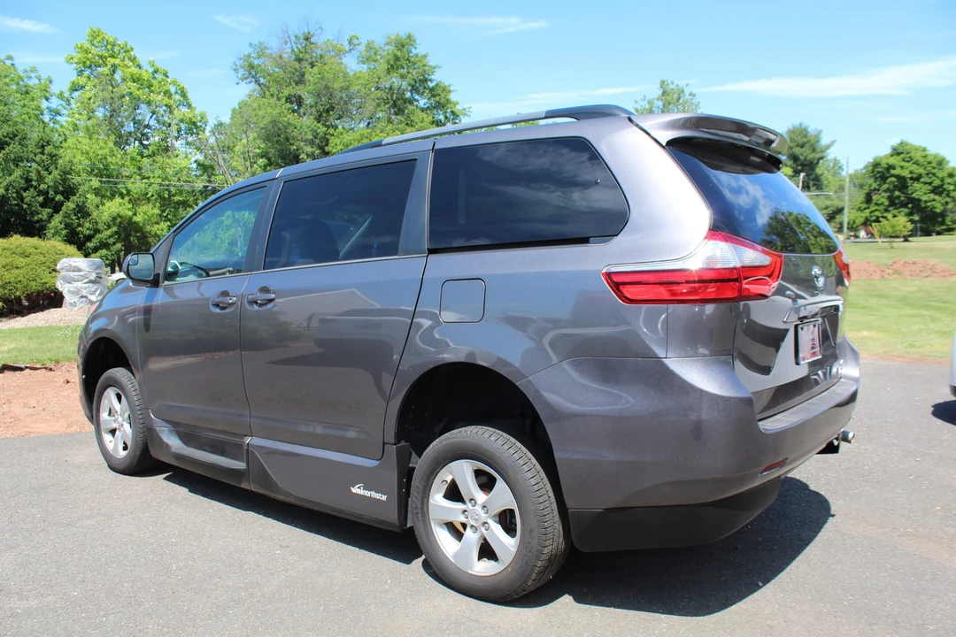 2015 Toyota Sienna 3rd Gen - Image 16 of 31