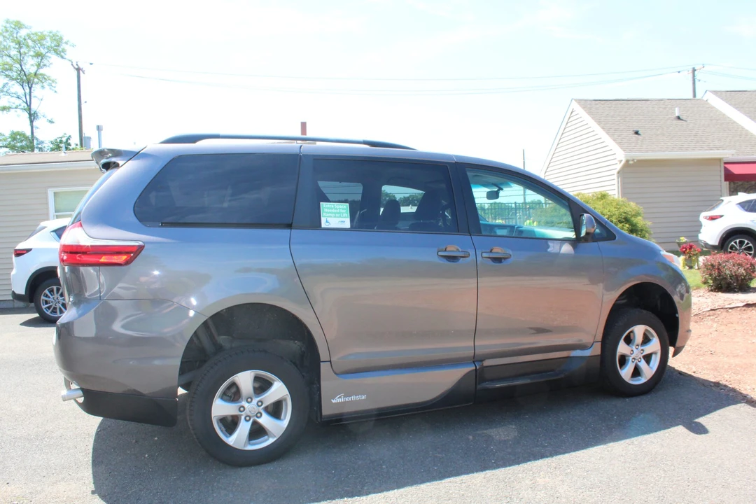 2015 Toyota Sienna 3rd Gen - Image 10 of 31