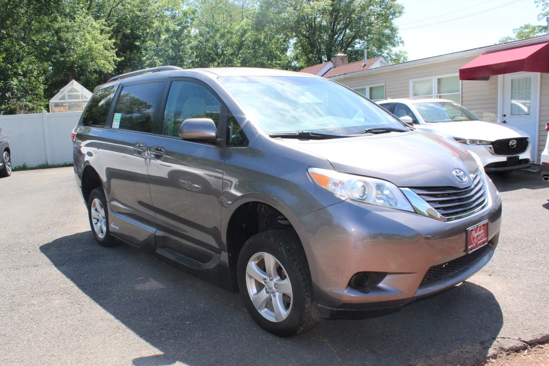 2015 Toyota Sienna 3rd Gen - Image 8 of 31