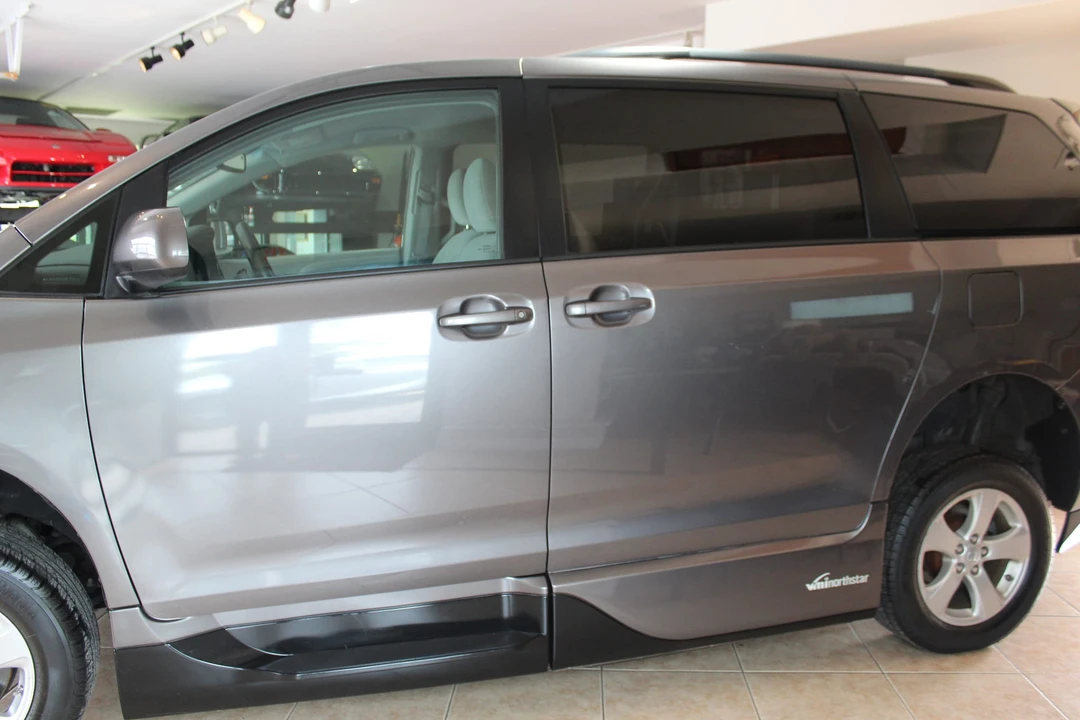 2015 Toyota Sienna 3rd Gen - Image 19 of 31