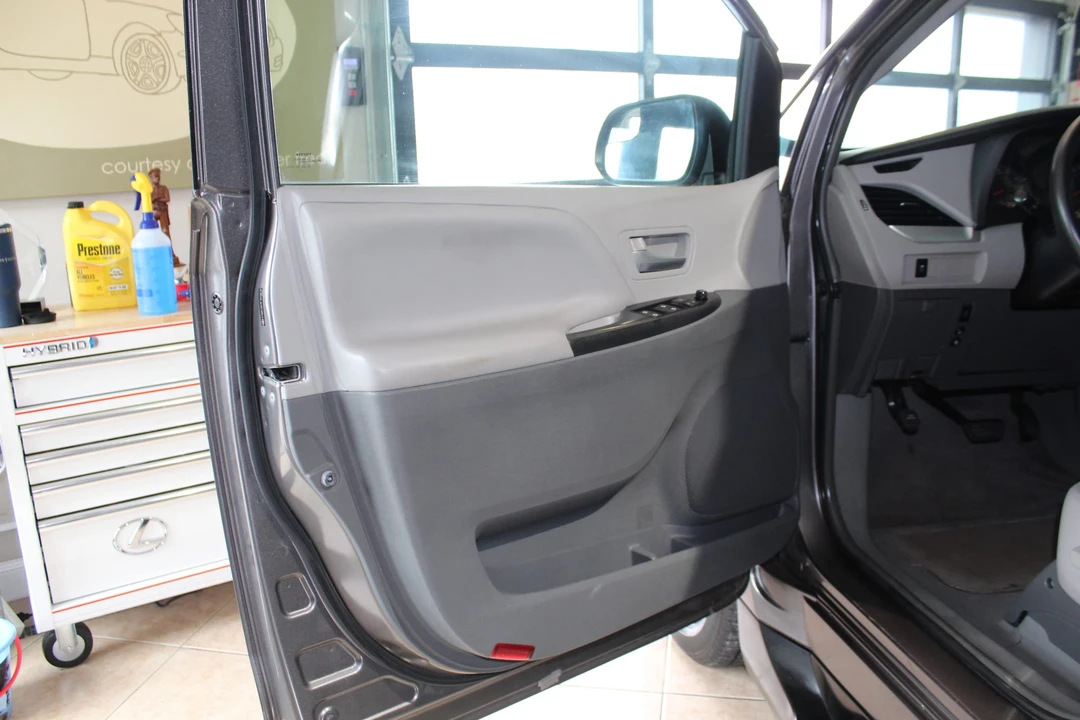 2015 Toyota Sienna 3rd Gen - Image 29 of 31