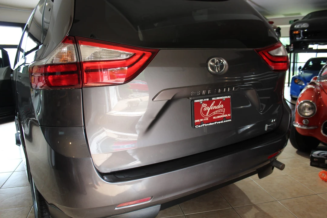 2015 Toyota Sienna 3rd Gen - Image 21 of 31