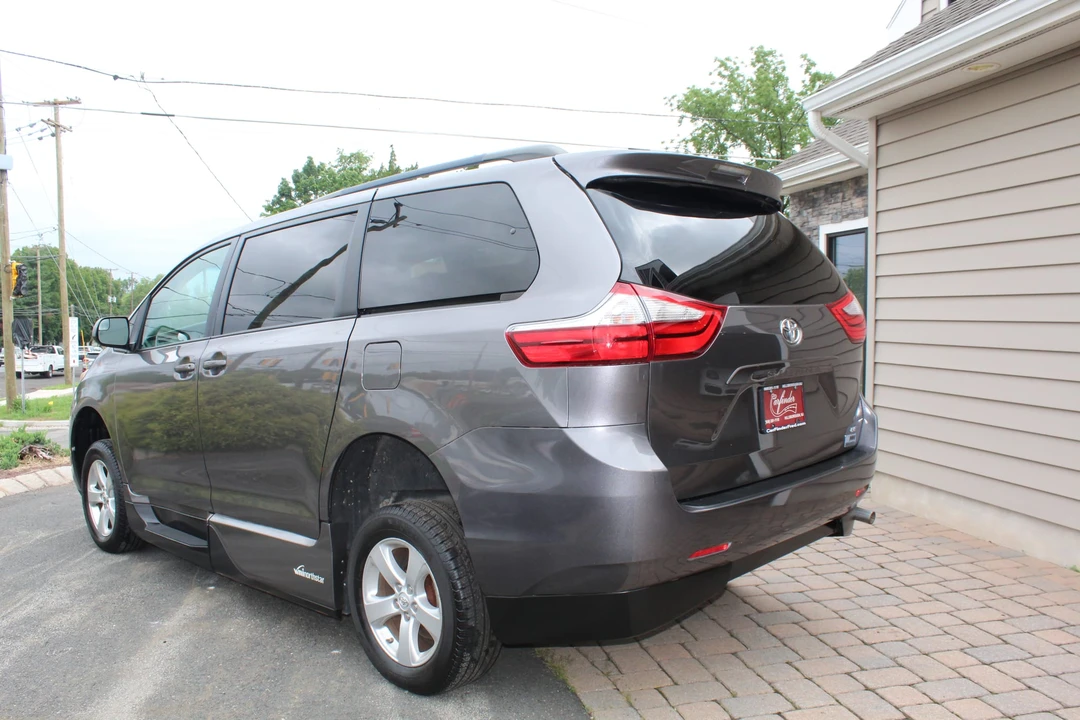 2015 Toyota Sienna 3rd Gen - Image 15 of 31