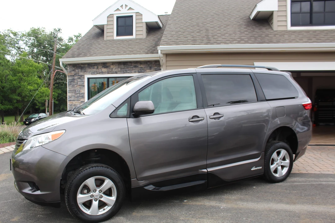 2015 Toyota Sienna 3rd Gen - Image 4 of 31