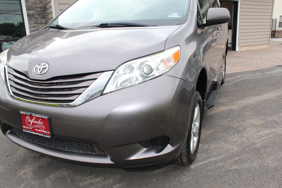2015 Toyota Sienna 3rd Gen - Image 17 of 31