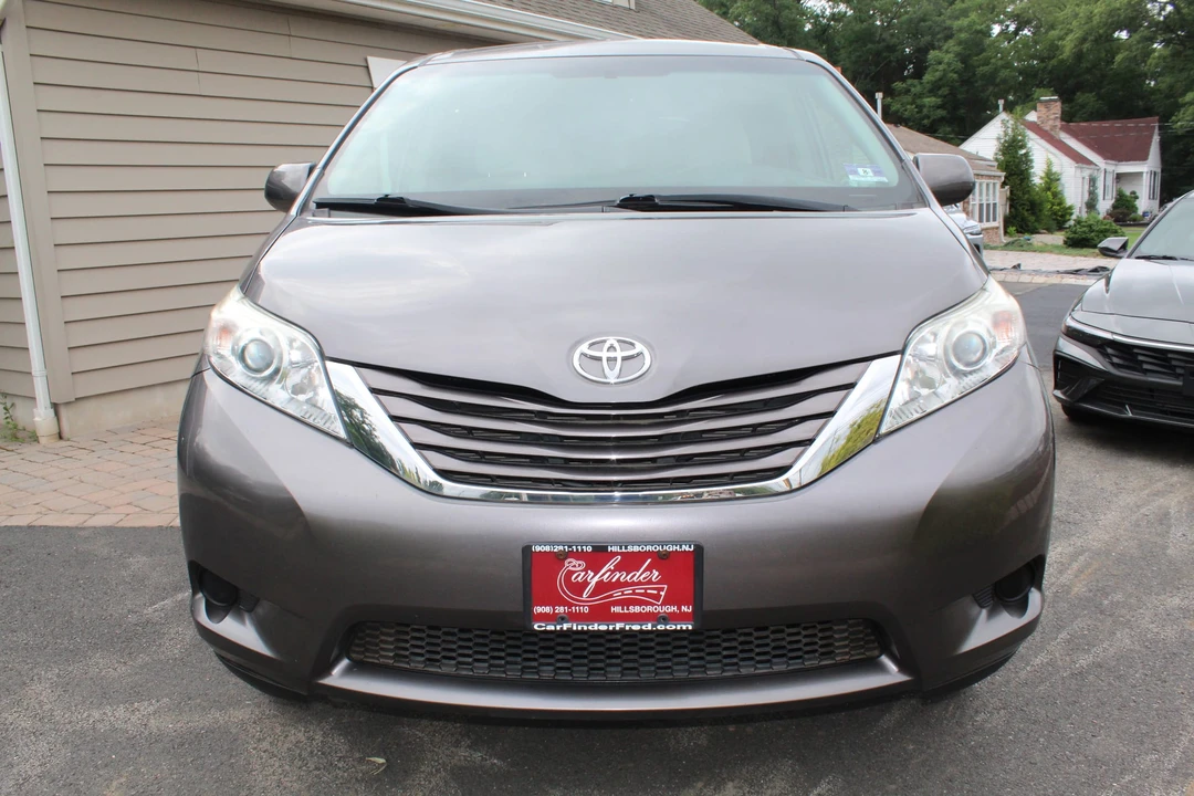2015 Toyota Sienna 3rd Gen - Image 5 of 31