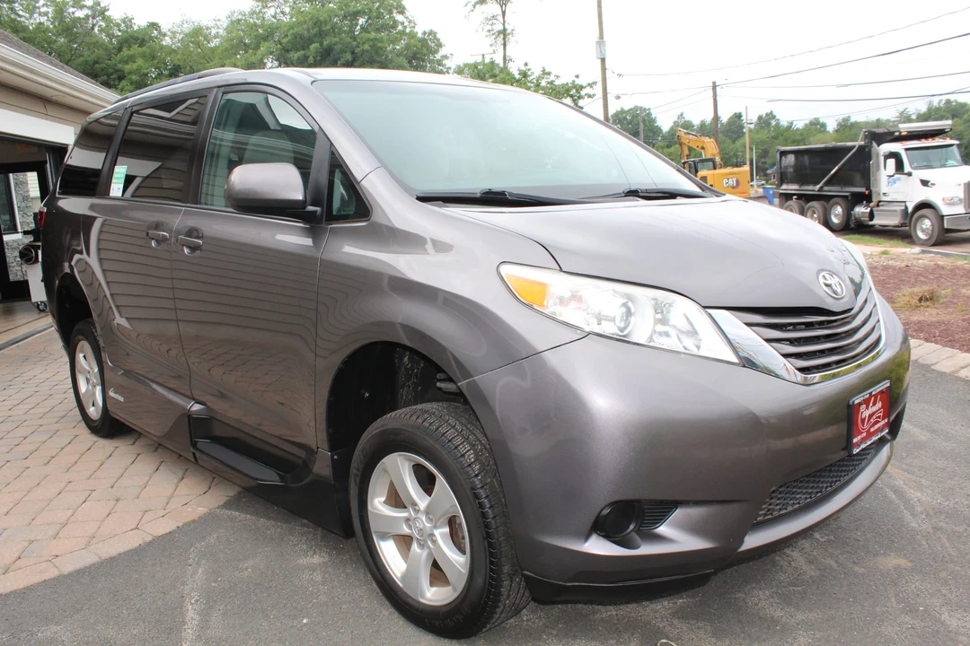 2015 Toyota Sienna 3rd Gen - Image 7 of 31