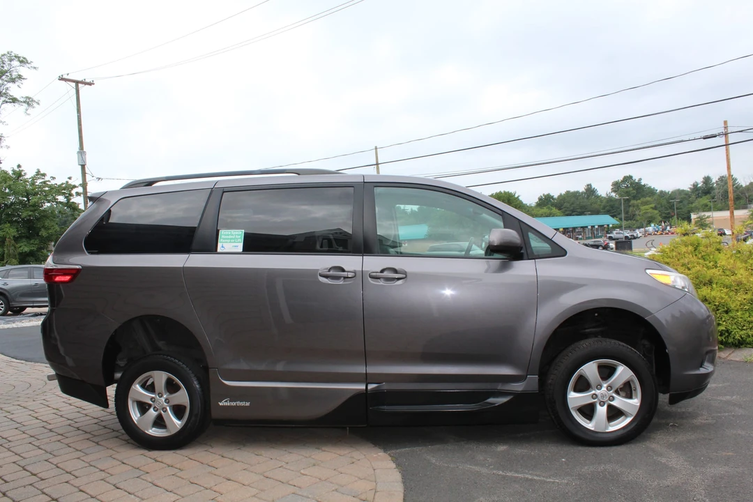 2015 Toyota Sienna 3rd Gen - Image 9 of 31