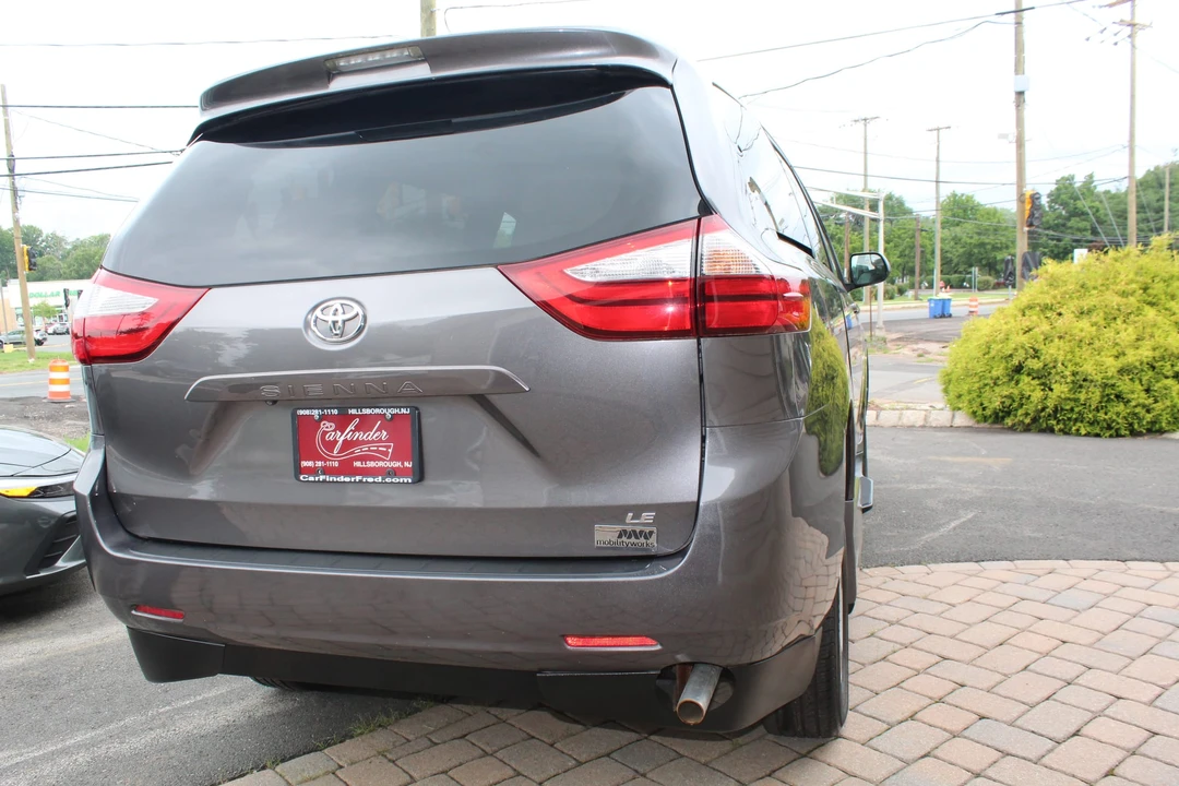 2015 Toyota Sienna 3rd Gen - Image 11 of 31