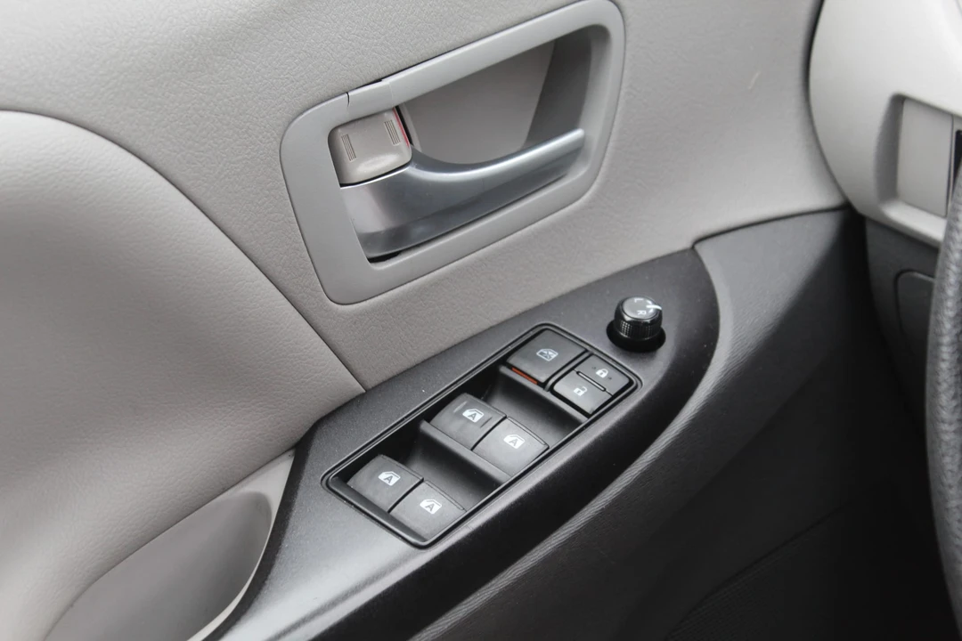 2015 Toyota Sienna 3rd Gen - Image 30 of 31