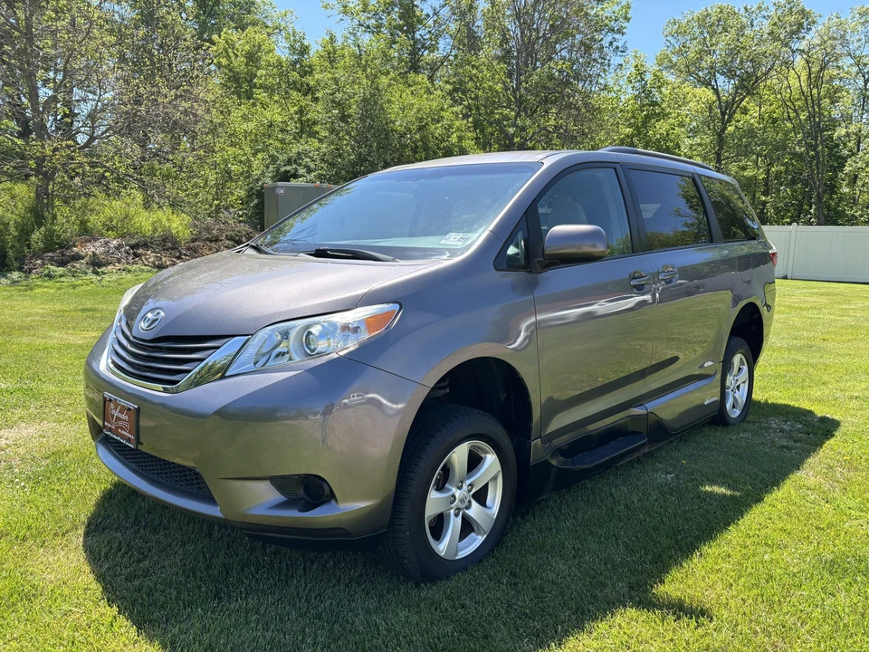 2015 Toyota Sienna 3rd Gen - Image 2 of 31