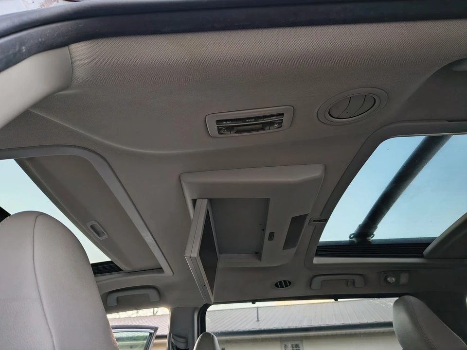 2015 Toyota Sienna 3rd Gen - Image 9 of 20