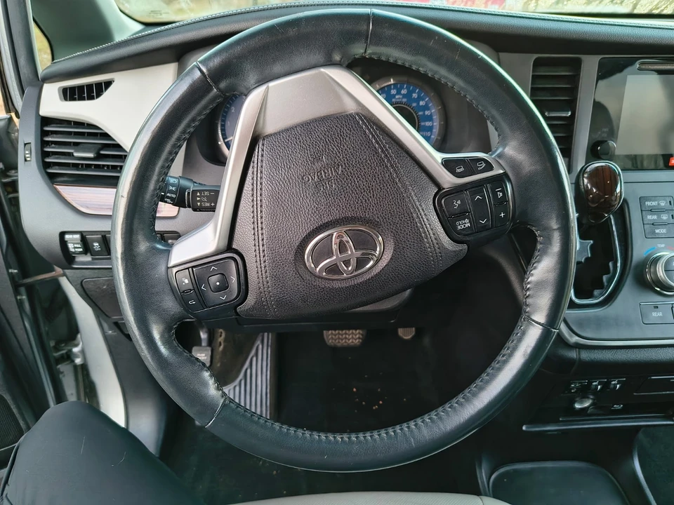 2015 Toyota Sienna 3rd Gen - Image 12 of 20