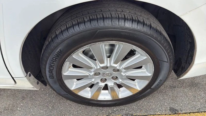 2015 Toyota Sienna 3rd Gen - Image 9 of 12
