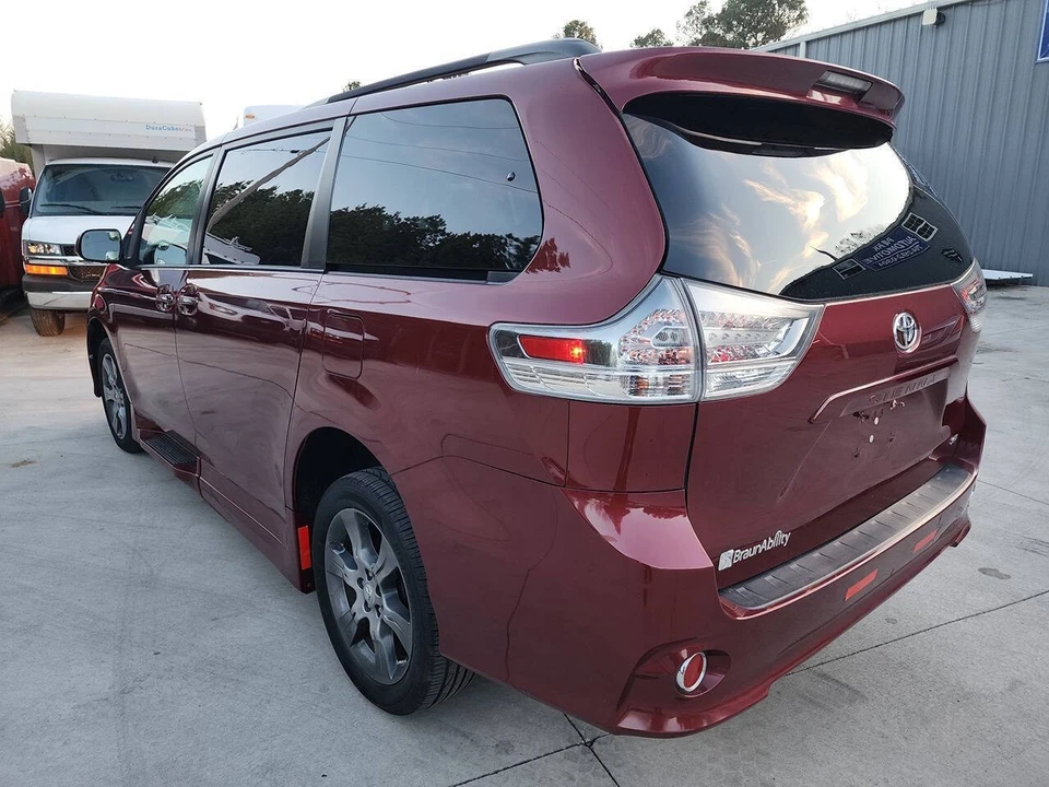 2015 Toyota Sienna 3rd Gen - Image 5 of 21