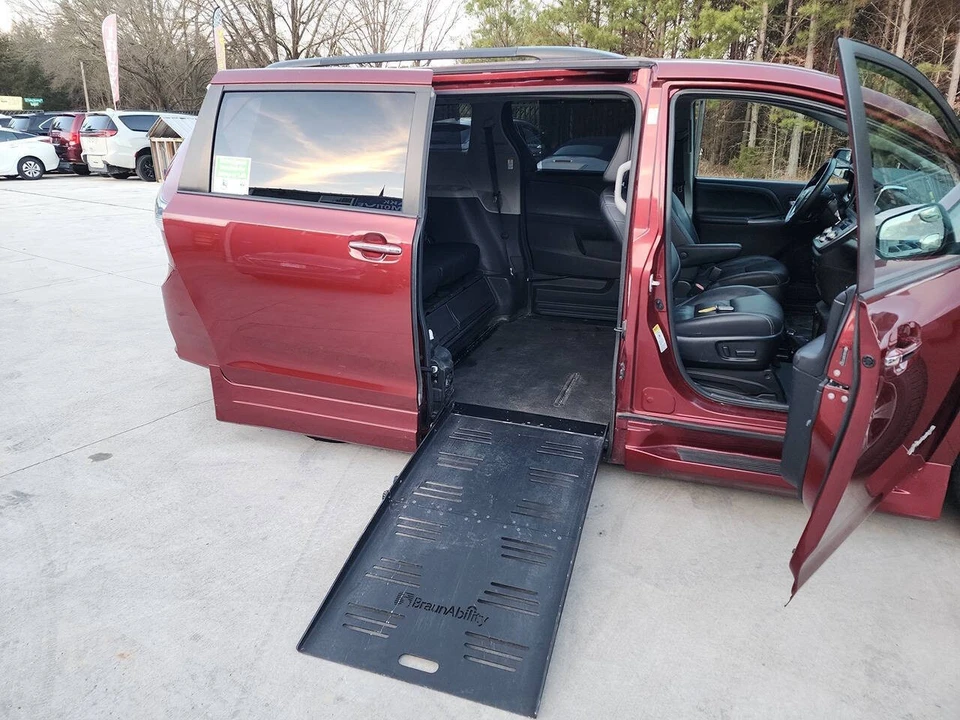 2015 Toyota Sienna 3rd Gen - Image 16 of 21