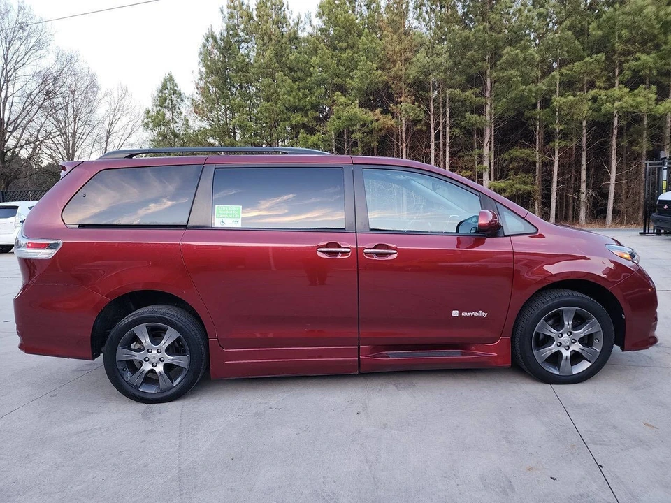 2015 Toyota Sienna 3rd Gen - Image 8 of 21