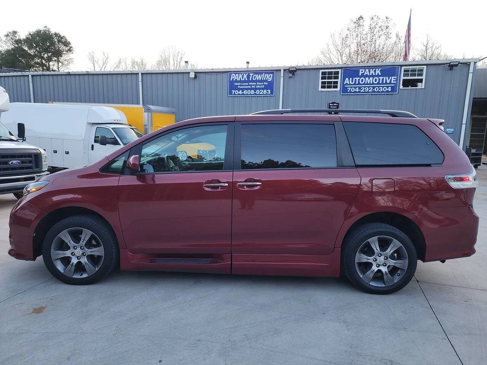 2015 Toyota Sienna 3rd Gen - Image 4 of 21