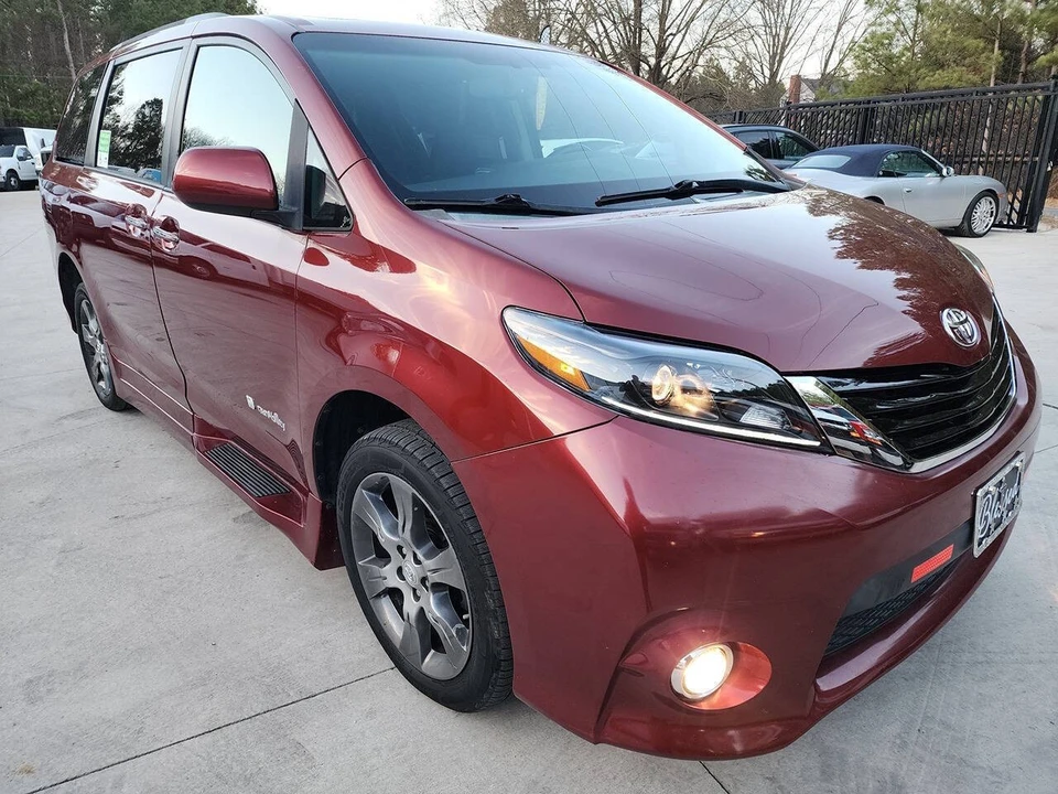 2015 Toyota Sienna 3rd Gen - Image 9 of 21