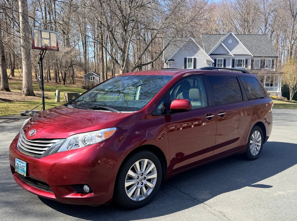 2015 Toyota Sienna 3rd Gen - Image 2 of 21