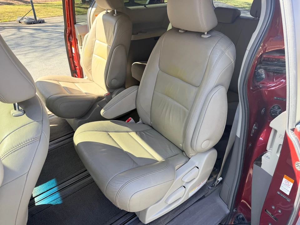 2015 Toyota Sienna 3rd Gen - Image 11 of 21