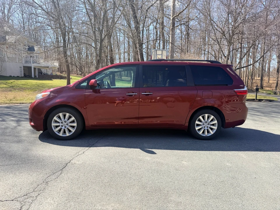 2015 Toyota Sienna 3rd Gen - Image 3 of 21