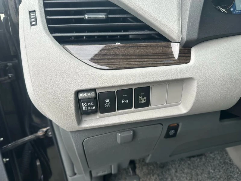 2015 Toyota Sienna 3rd Gen - Image 10 of 12